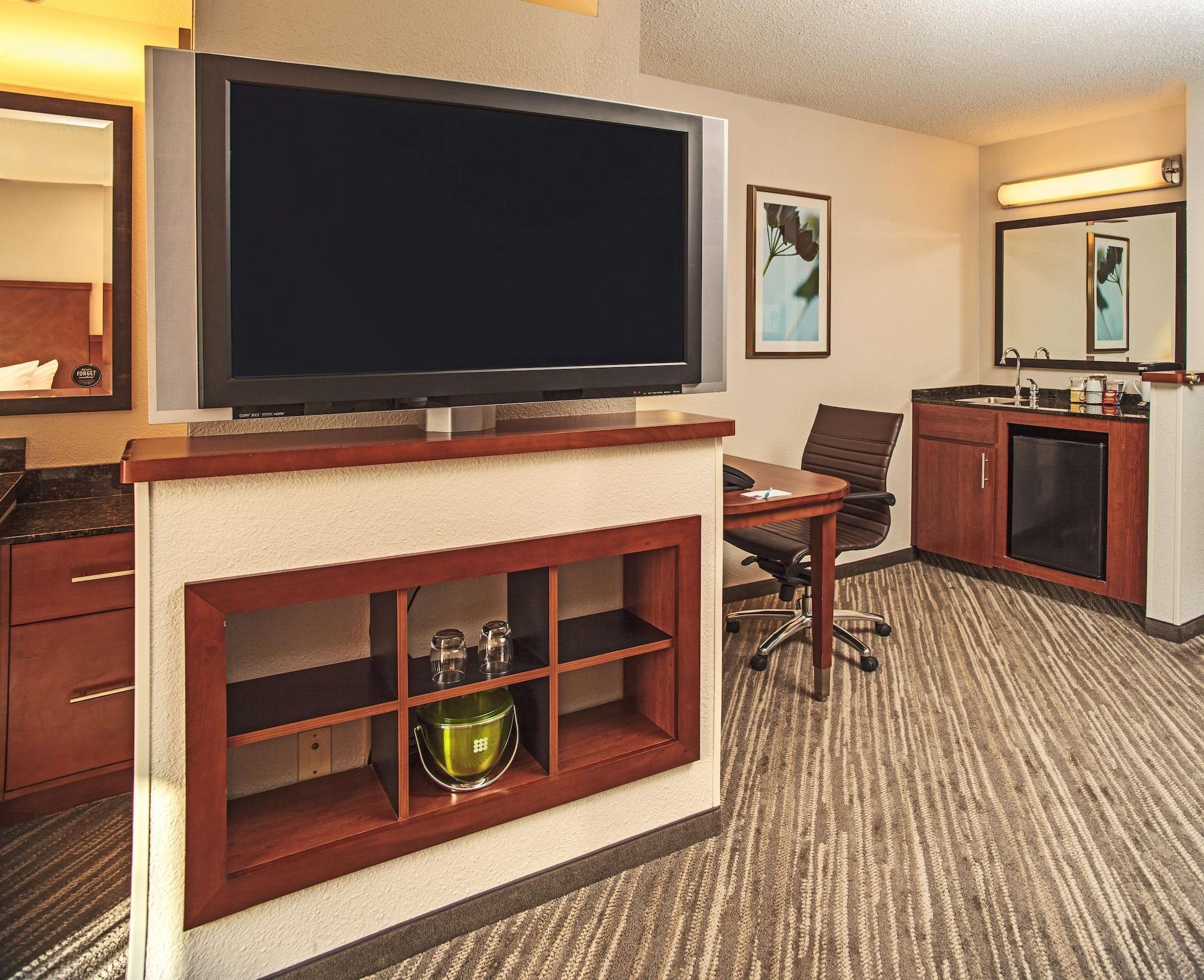 Hyatt Place Cincinnati Блу Аш Екстериор снимка