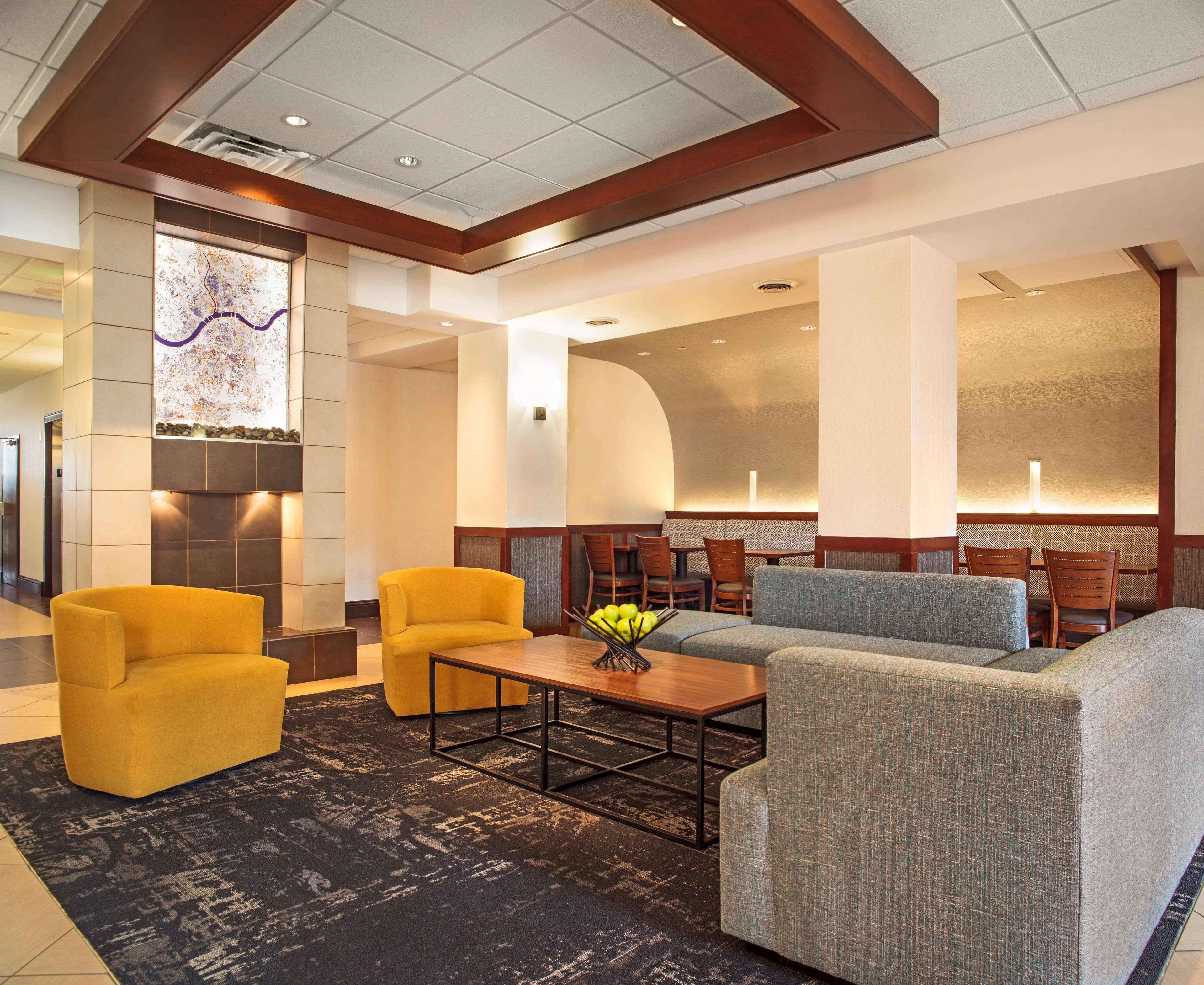 Hyatt Place Cincinnati Блу Аш Екстериор снимка