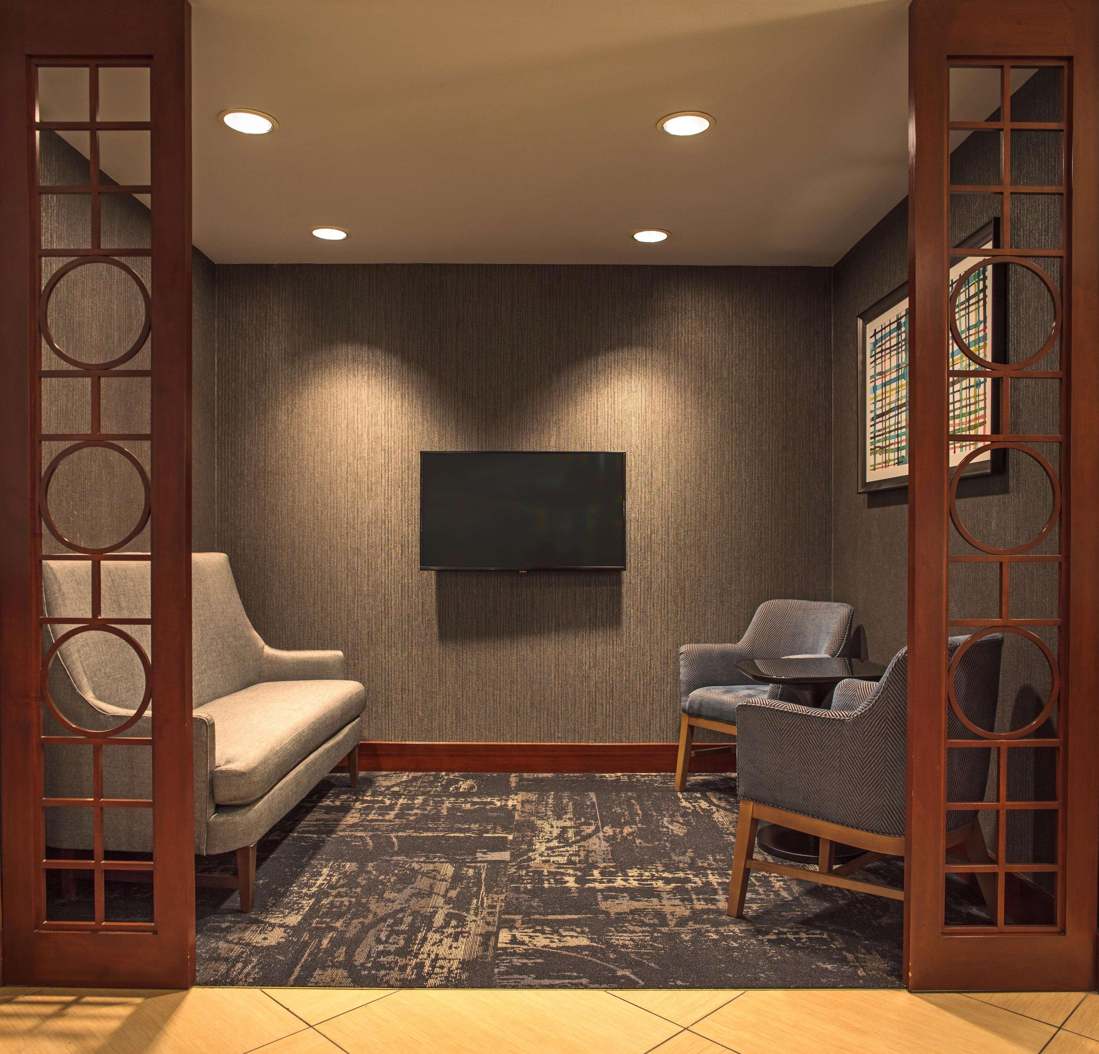 Hyatt Place Cincinnati Блу Аш Екстериор снимка