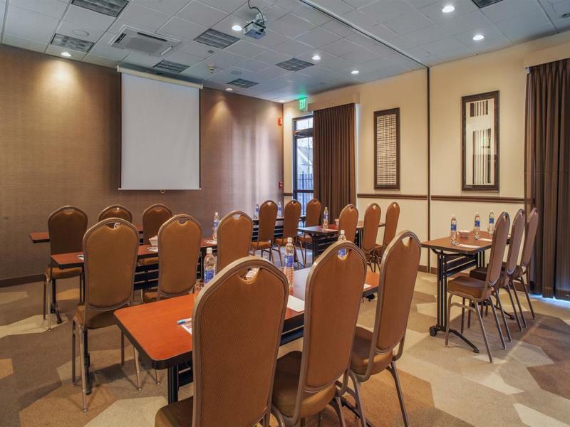 Hyatt Place Cincinnati Блу Аш Екстериор снимка